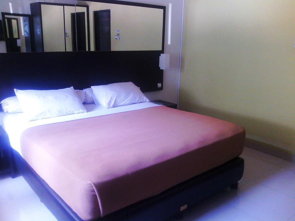 The Winner Premier Hotel Pemalang Номер фото